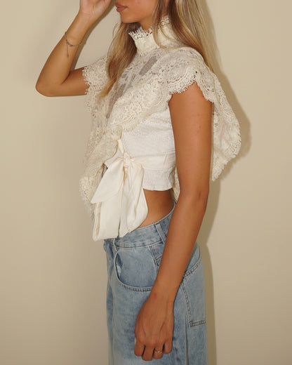 TOP IN PIZZO CON FIOCCHI LATERALI