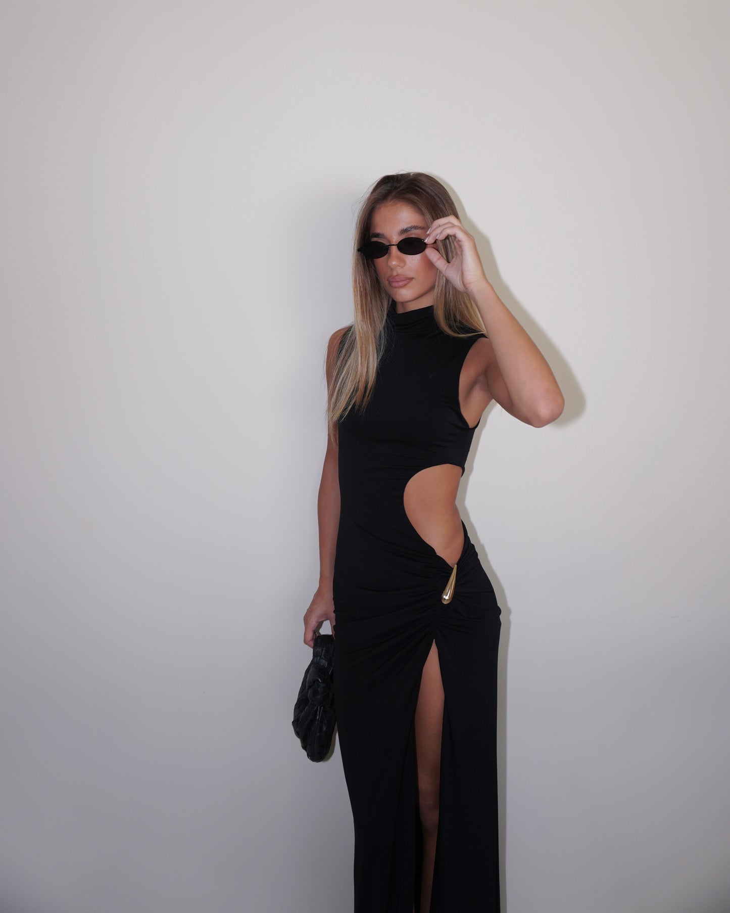 ABITO LUNGO CON CUT OUT E GIOIELLO