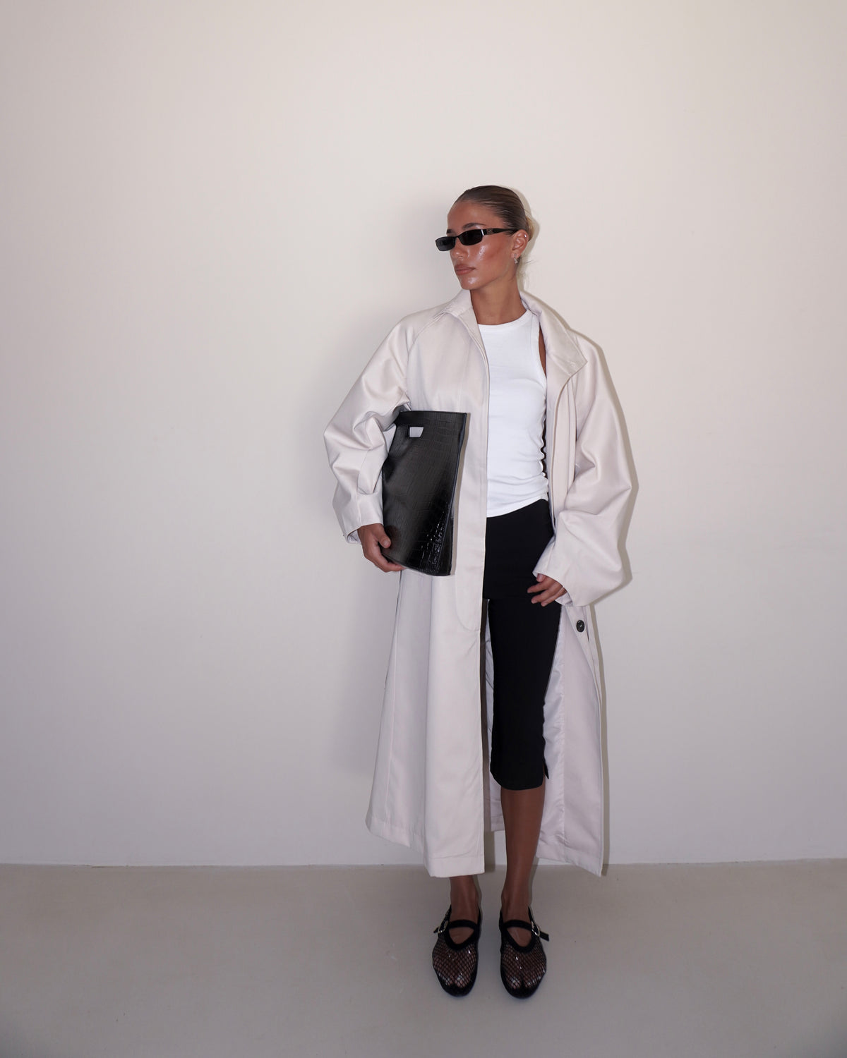 TRENCH CON BOTTONI E CINTURA