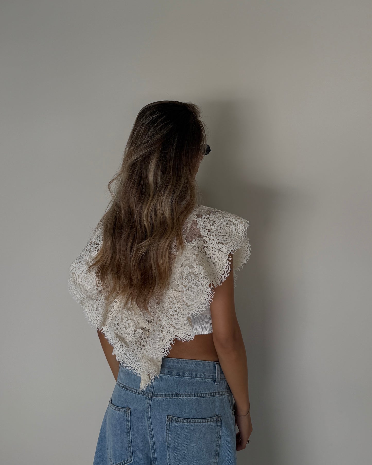 TOP IN PIZZO CON FIOCCHI LATERALI