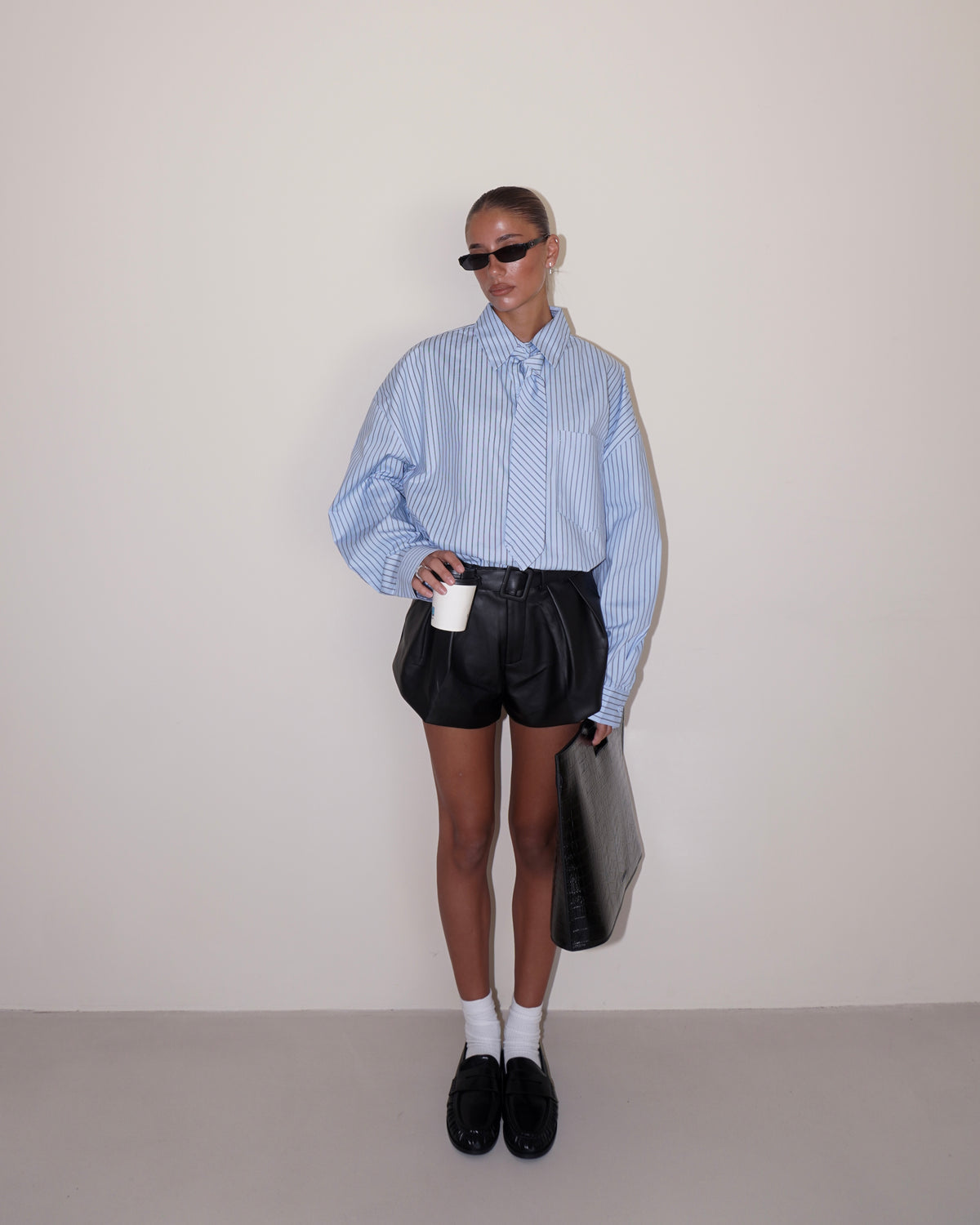 MINI SHORTS IN ECOPELLE CON CINTURA
