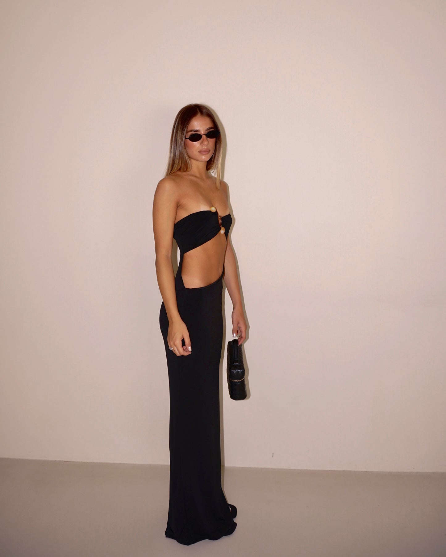 ABITO LUNGO A FASCIA CUT OUT CON GIOIELLO