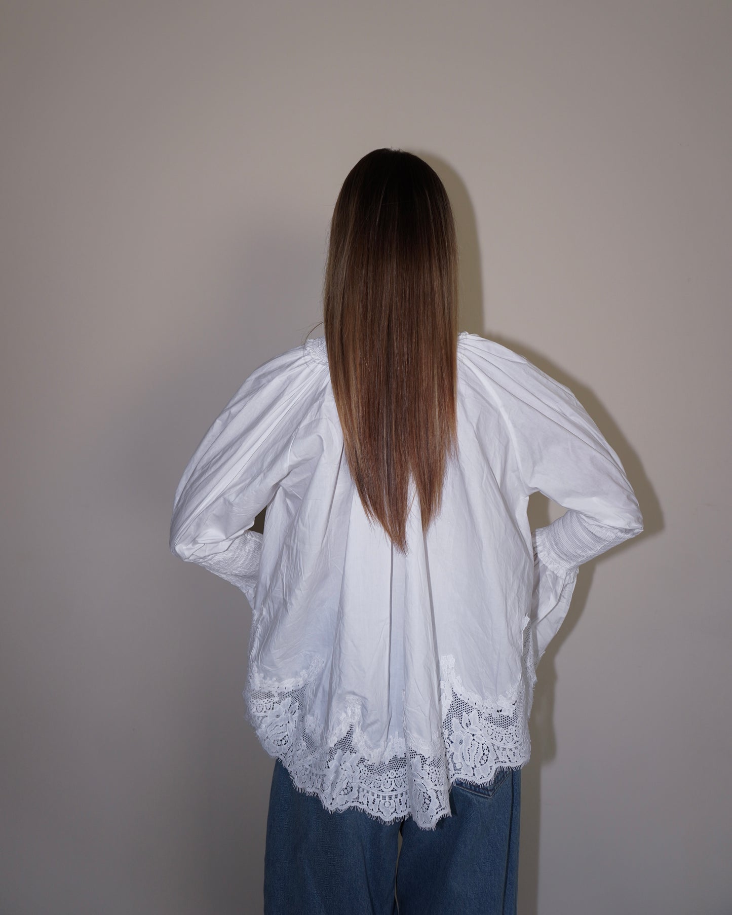 BLUSA CON PIZZO E MANICHE AMPIE
