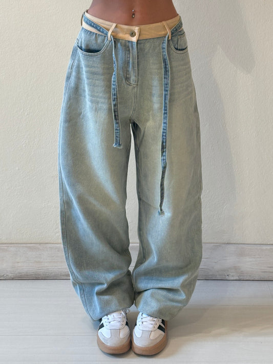 JEANS MOM FIT CON CINTURA