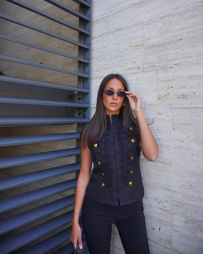 GILET CON RICAMI E BOTTONI