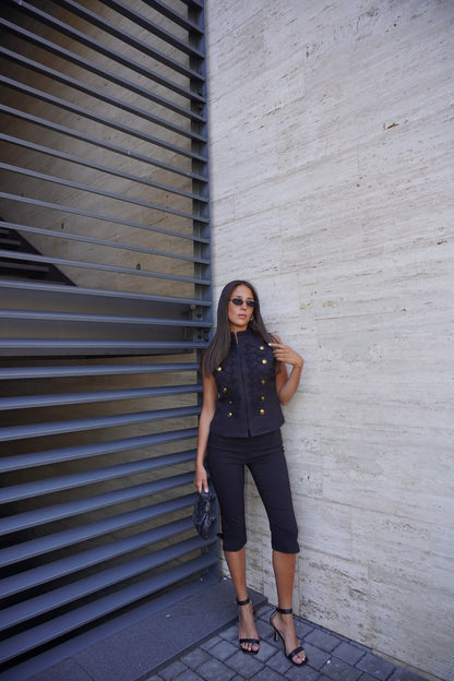 GILET CON RICAMI E BOTTONI