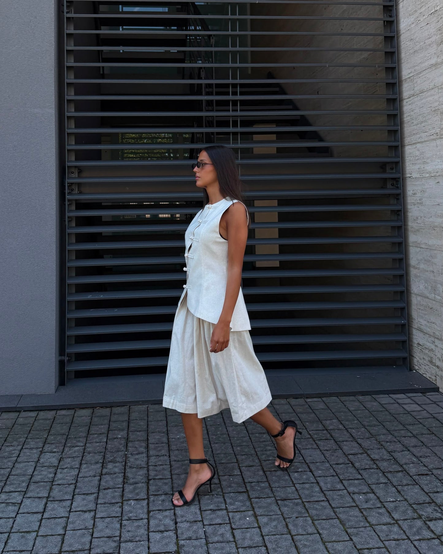 GILET IN LINO CON ALAMARI